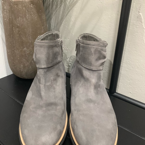 Clarks Gray Ankle Boots with Bow Detail - Picture 6 of 7